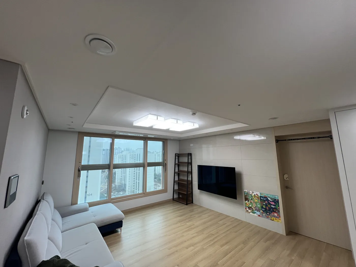 누수 피해복구를 마친 거실 우물천장과 조명