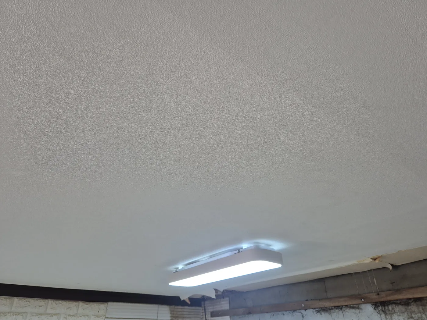 거실 천장 가장자리와 몰딩이 들뜨고 젖은 모습